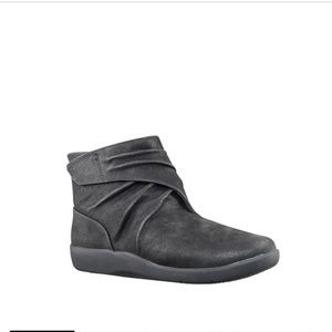 Clark’s Black Sillian Ankle Boots US7
